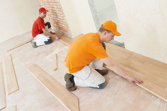 Bodenleger bei der Arbeit