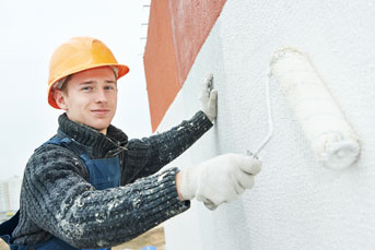 Fassadenstreicher bei der Arbeit